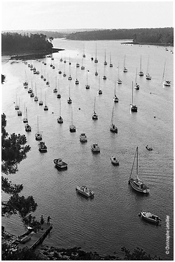 Photo noir et blanc de la galerie "La Bretagne". Alignement g&eacute;ometrique des bateaux de plaisance dans l'estuaire du port de plaisance de Benodet, Sud Finistere. &copy; Juillet 2005 Christophe Letellier, tous droits r&eacute;serv&eacute;s. Pour revenir &agrave; la galerie, cliquez sur la photo.